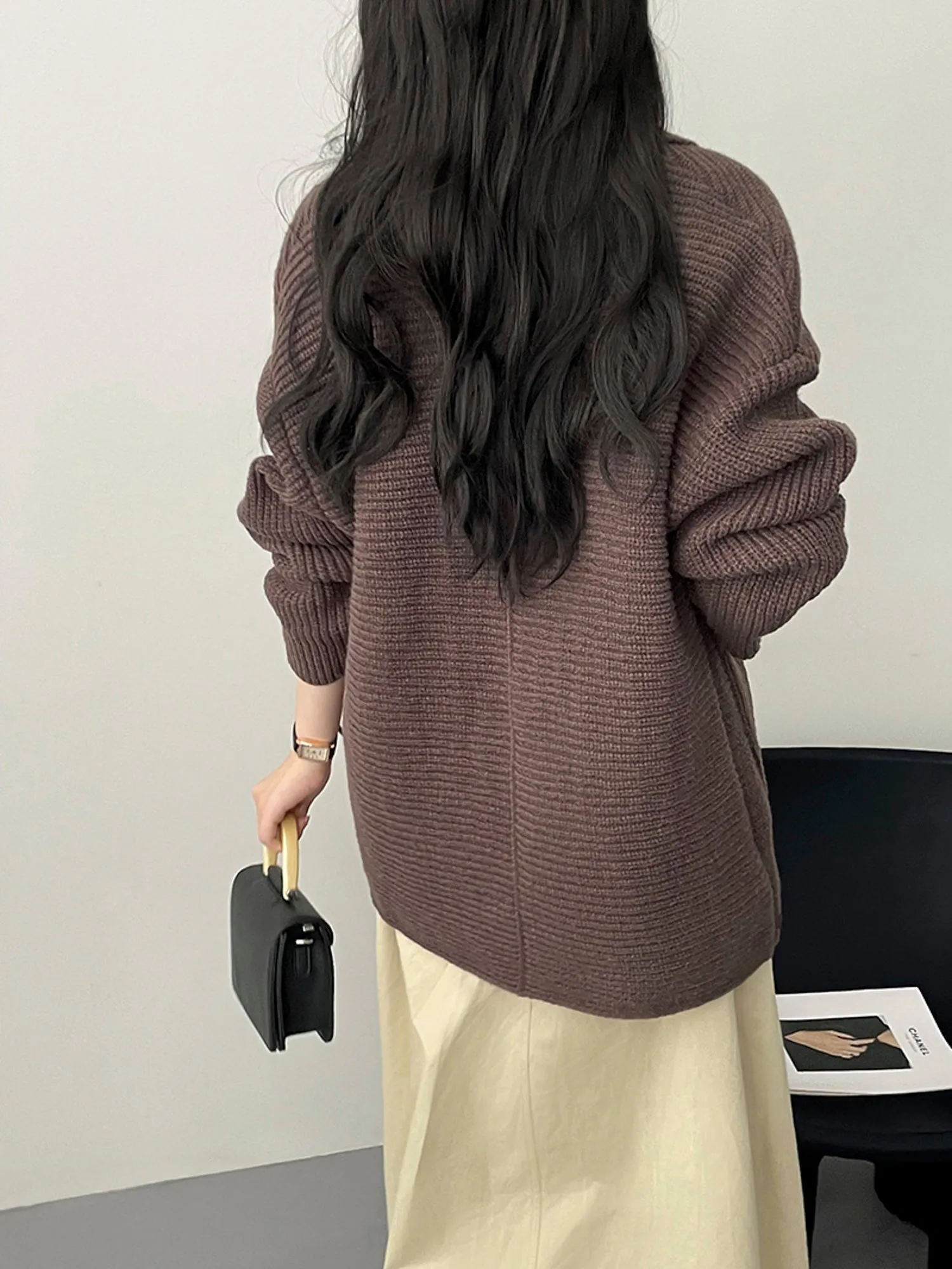 Elegant Retro Oversized Collar Sweater for Women: Loose-Fit, Slimming, and Stylish Knit Outerwear